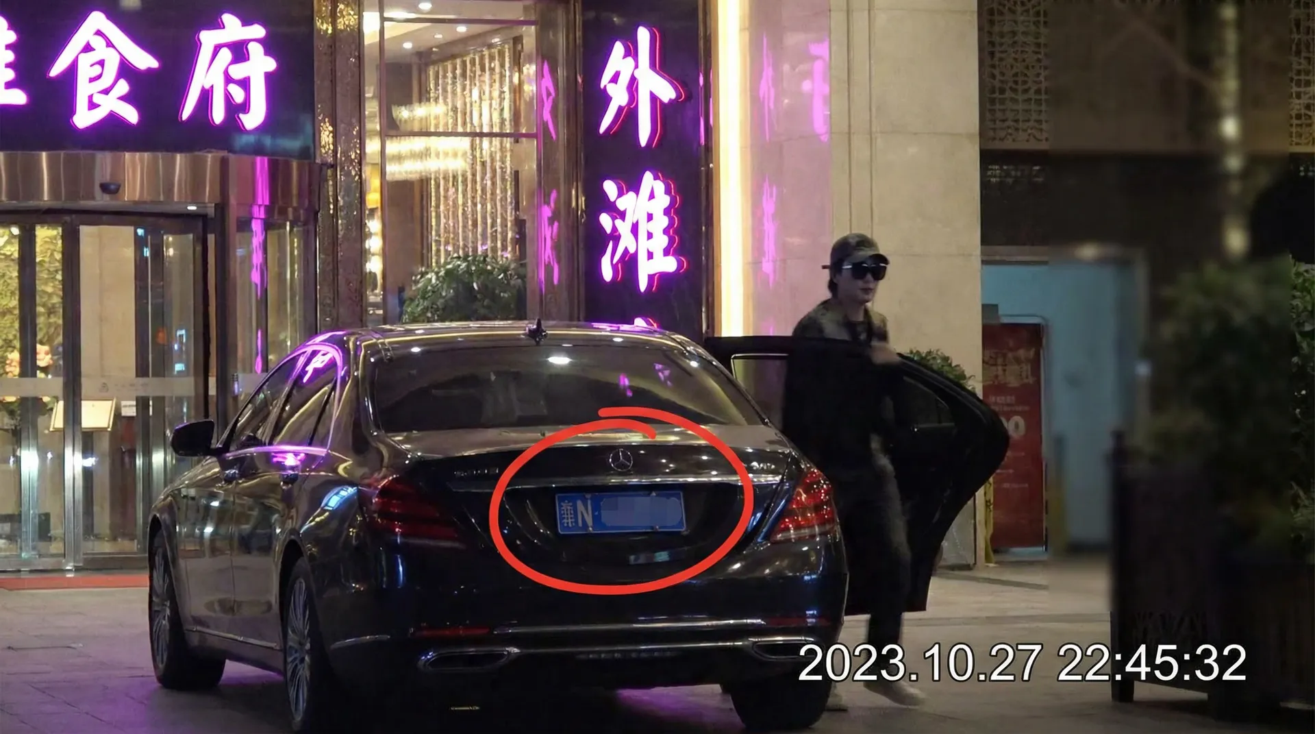 吃瓜爆料 - 豪车餐厅外偷拍